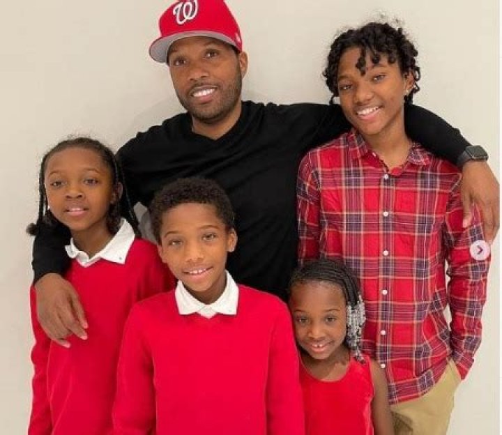 Mendeecees Harris's ex-girlfriend Erika DeShazo kissing him on the cheeks 