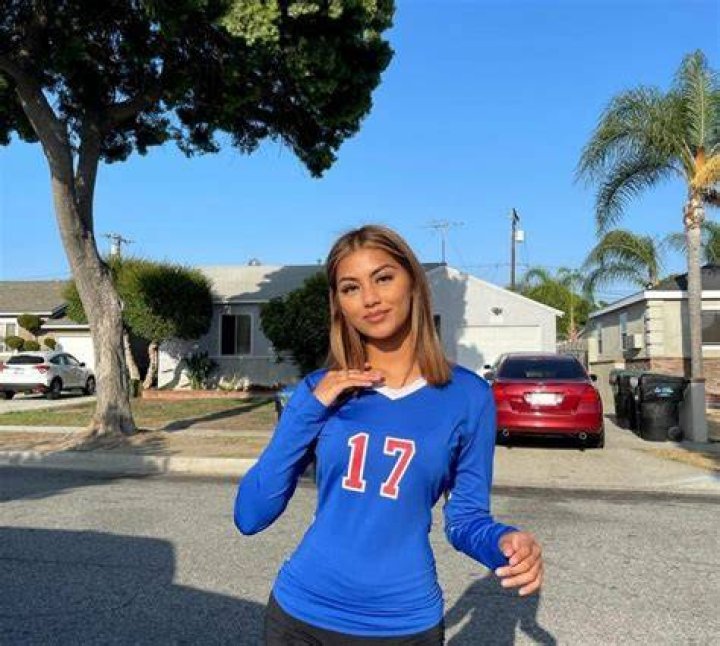 Sofia Mancilla stands at the height of 5 feet 4 inches. (